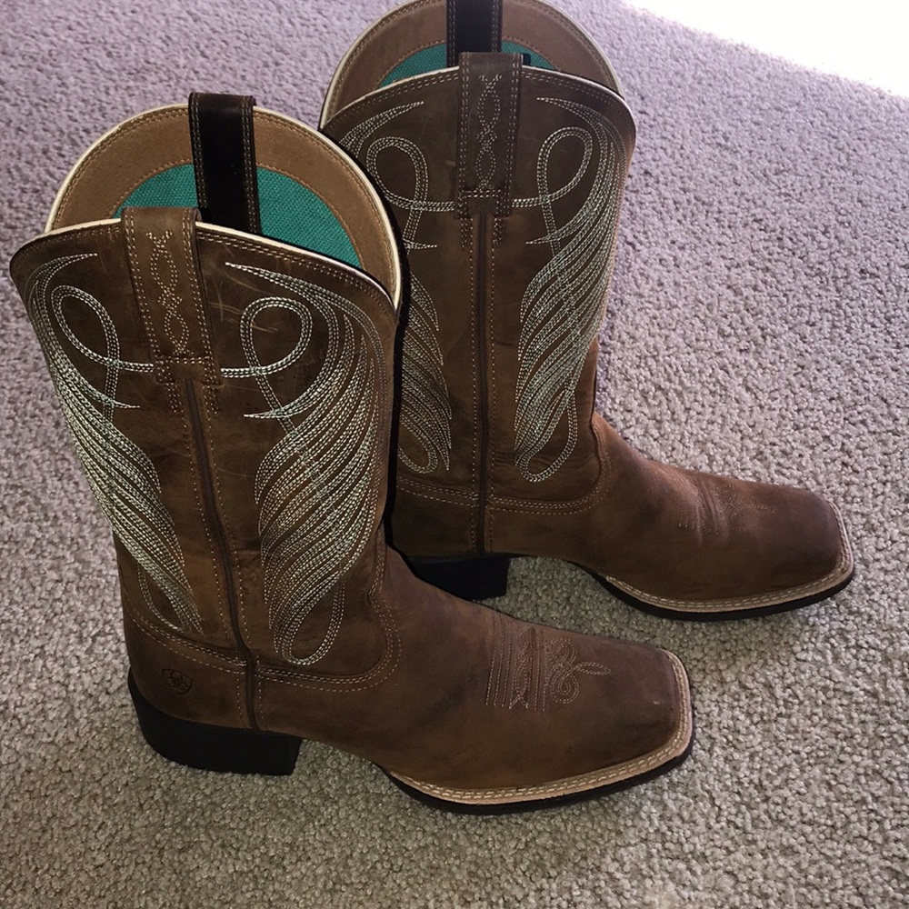 Ariat women’s cowgirl boots